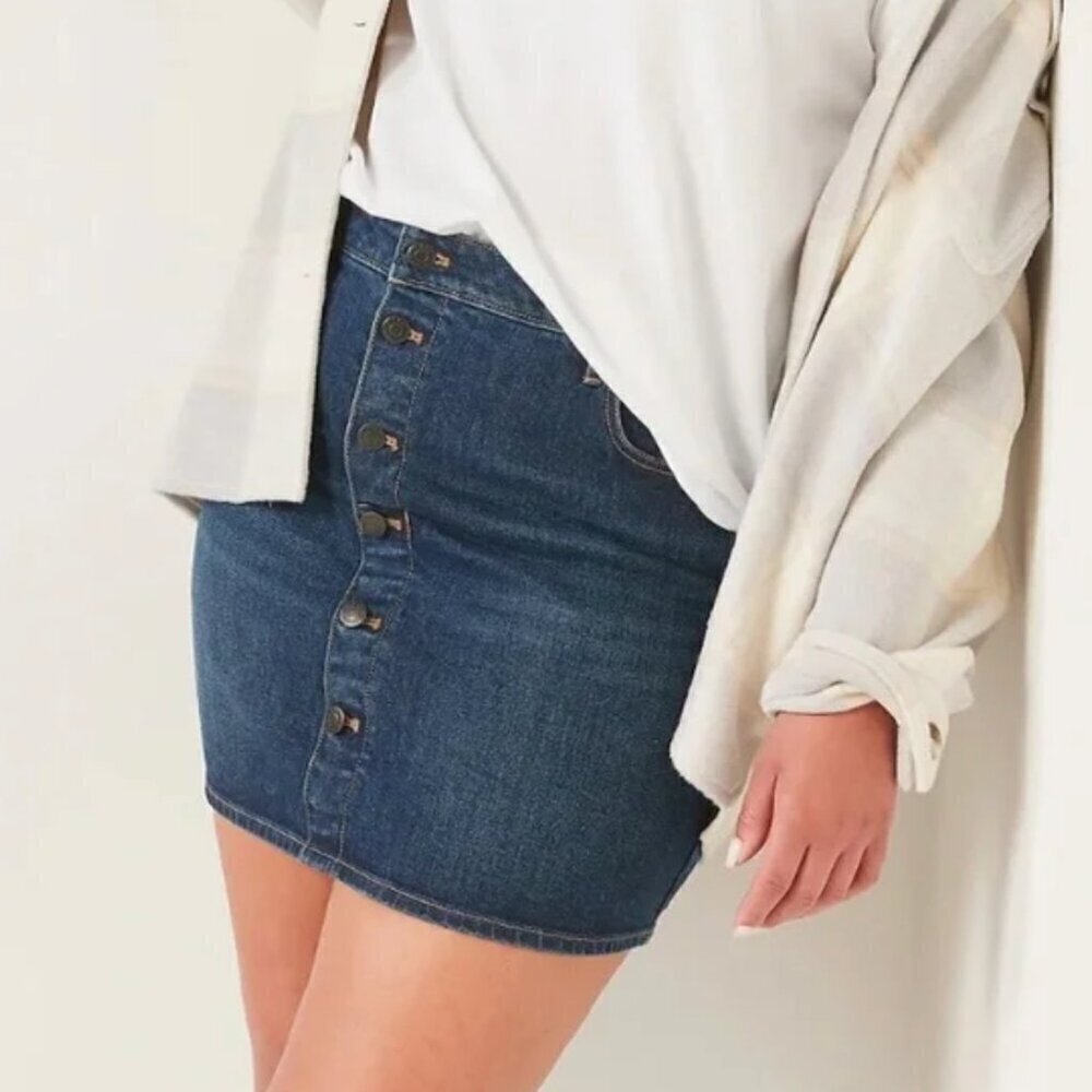 Old‎ Navy Women's Size 4 High-Rise Denim Skirt Medium Wash Scottie Faux Button